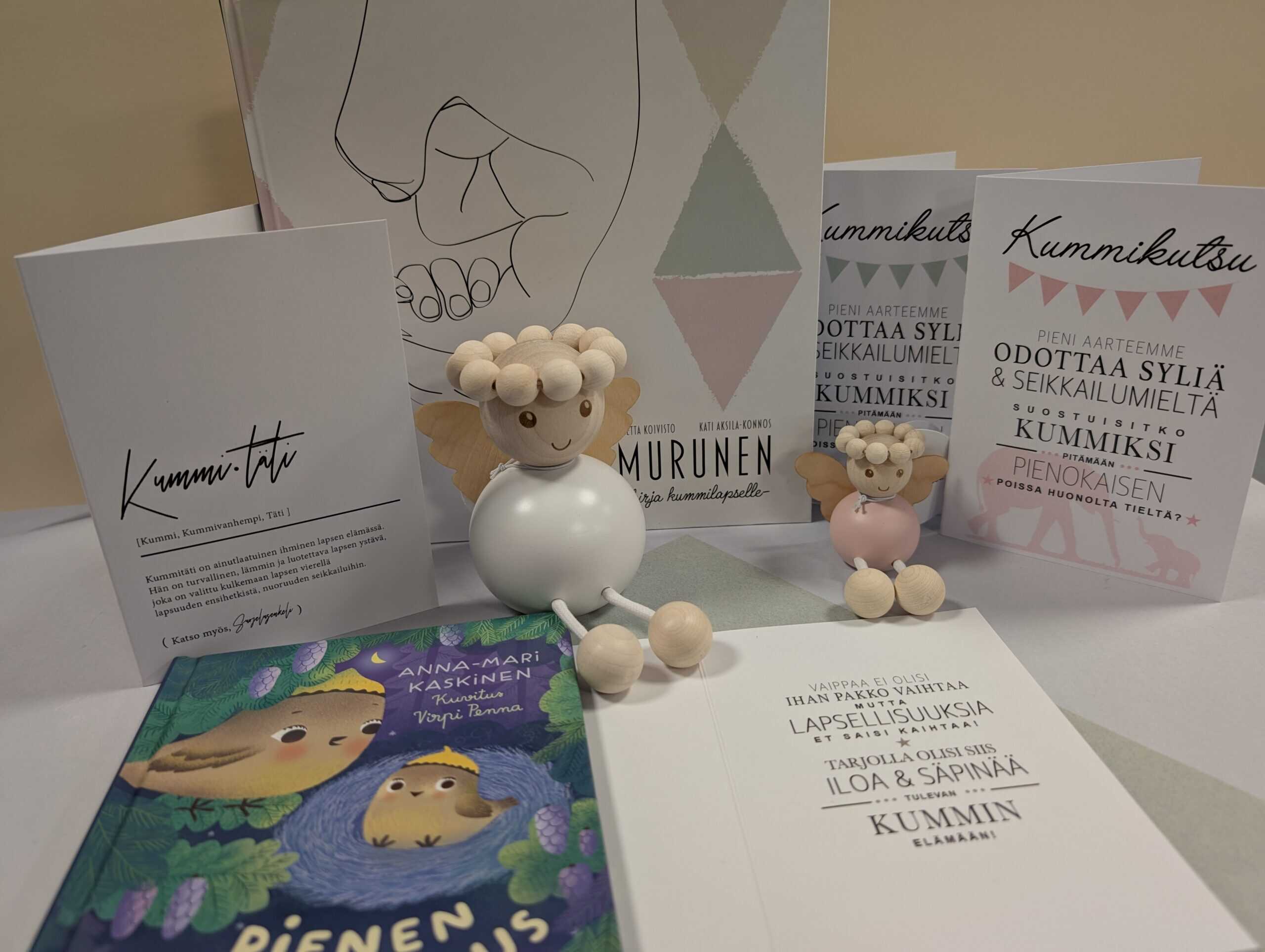 Reetta Koivisto Murunen kummilapselle muistokirja lahjakirja tiinuskan kummikutsukortit